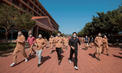 組織“跑在陽光下，跑進健康里”體育活動